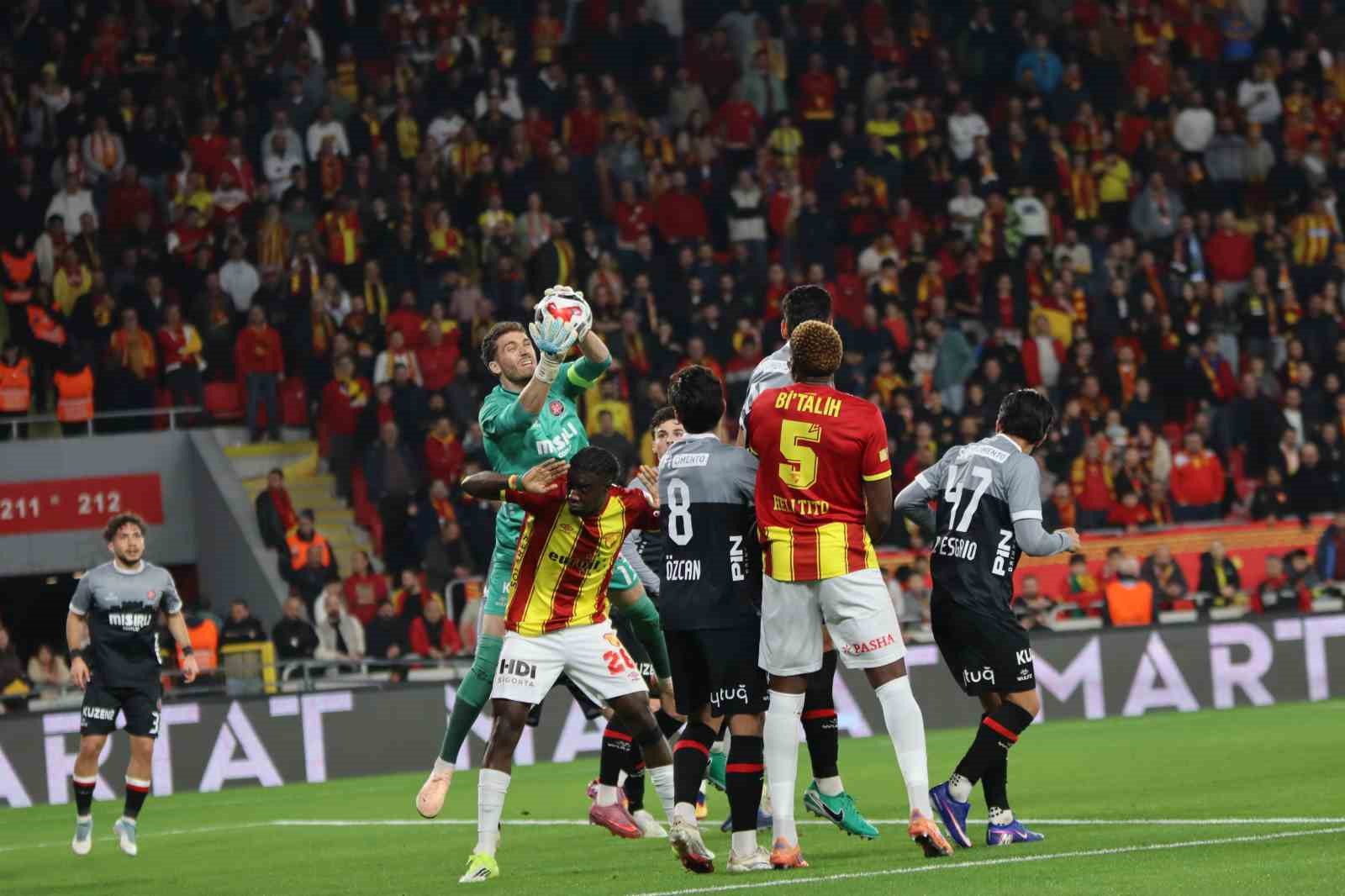 Trendyol Süper Lig: Göztepe: 2 - Fatih Karagümrük: 1 (İlk yarı)
