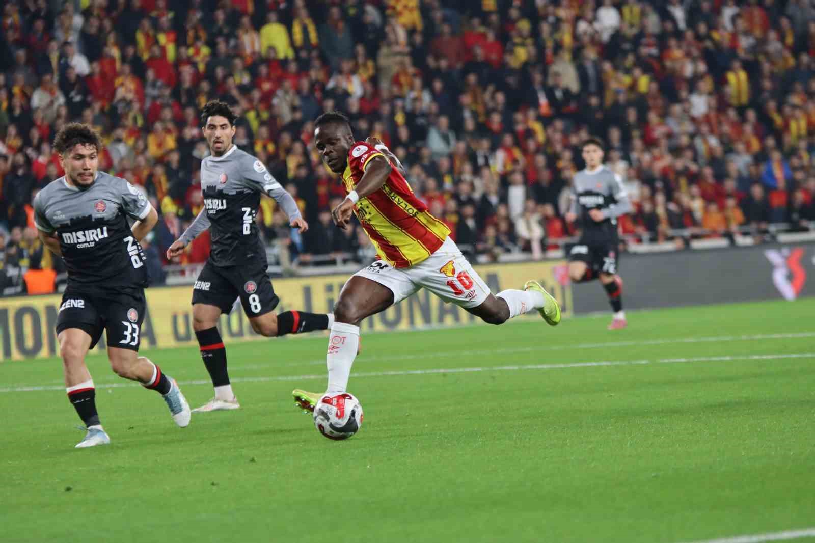 Trendyol Süper Lig: Göztepe: 2 - Fatih Karagümrük: 1 (İlk yarı)
