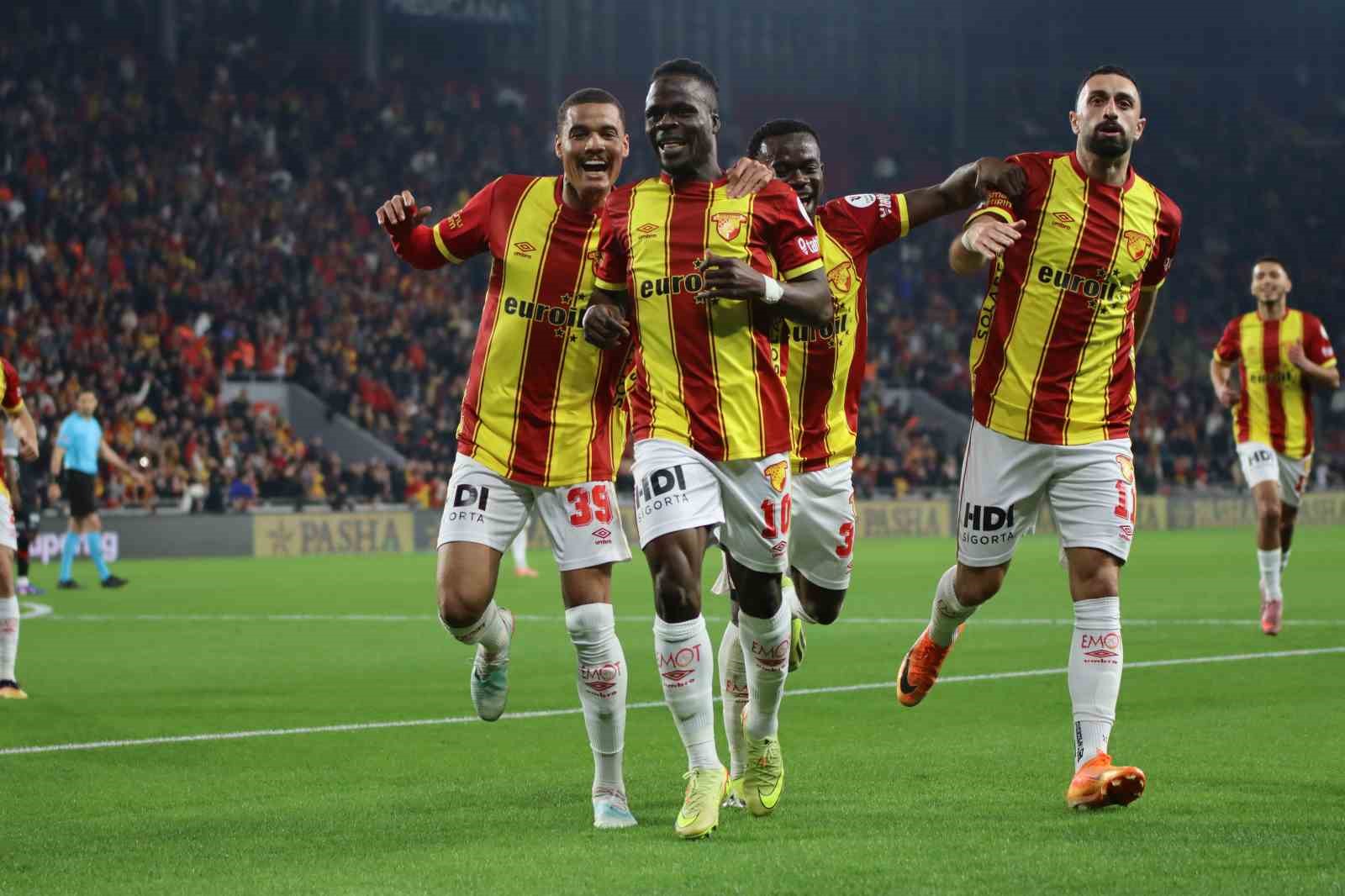 Trendyol Süper Lig: Göztepe: 2 - Fatih Karagümrük: 1 (İlk yarı)
