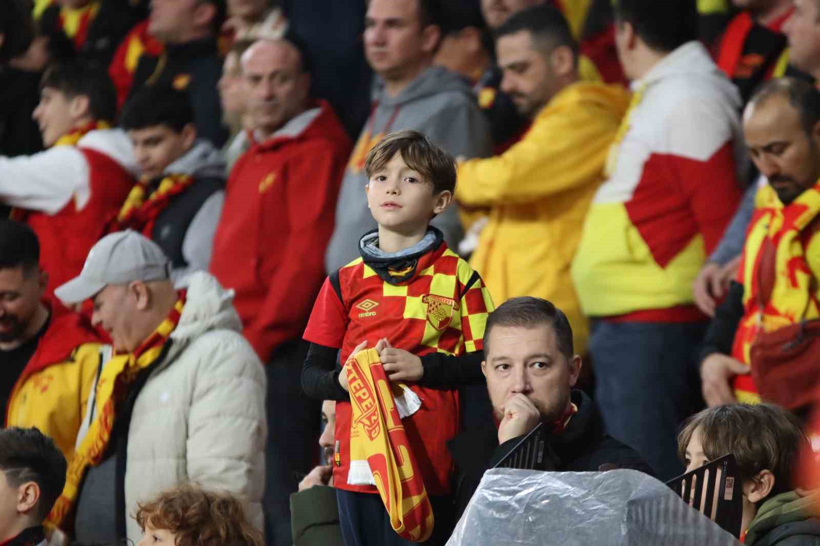 Trendyol Süper Lig: Göztepe: 2 - Fatih Karagümrük: 1 (İlk yarı)
