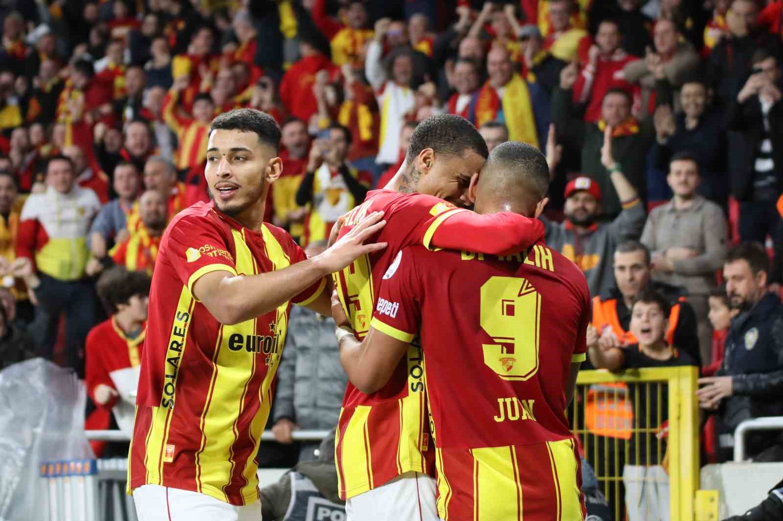 Trendyol Süper Lig: Göztepe: 2 - Fatih Karagümrük: 1 (İlk yarı)
