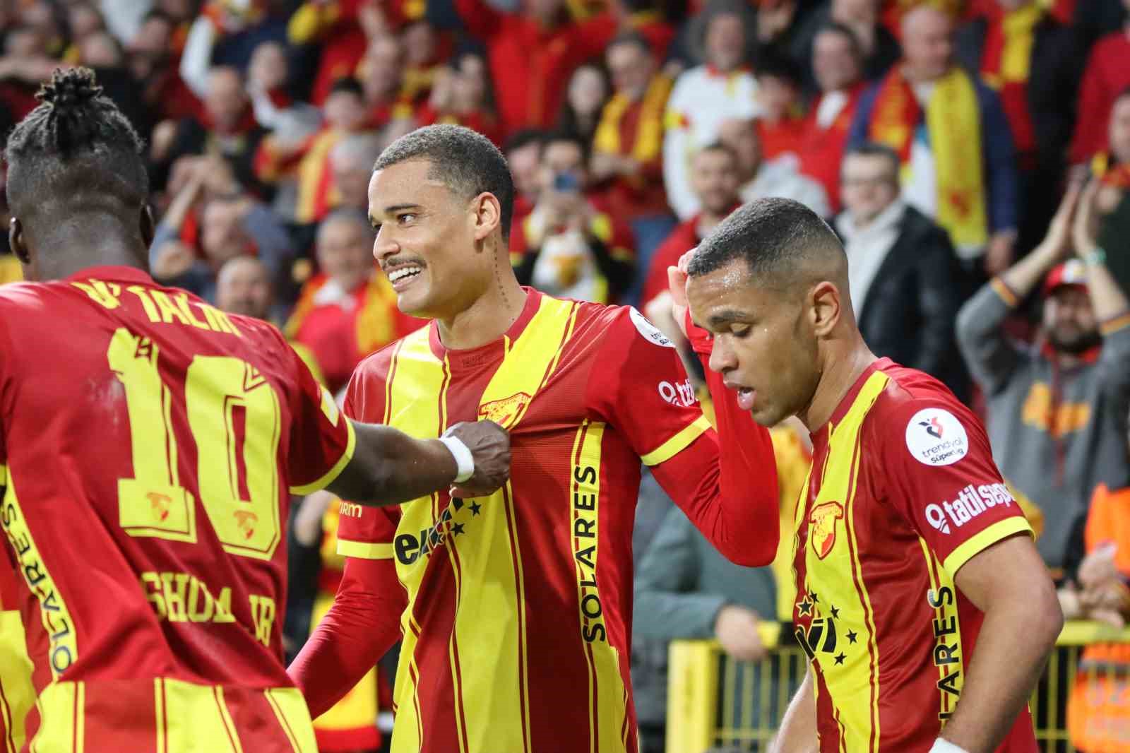 Trendyol Süper Lig: Göztepe: 2 - Fatih Karagümrük: 1 (İlk yarı)
