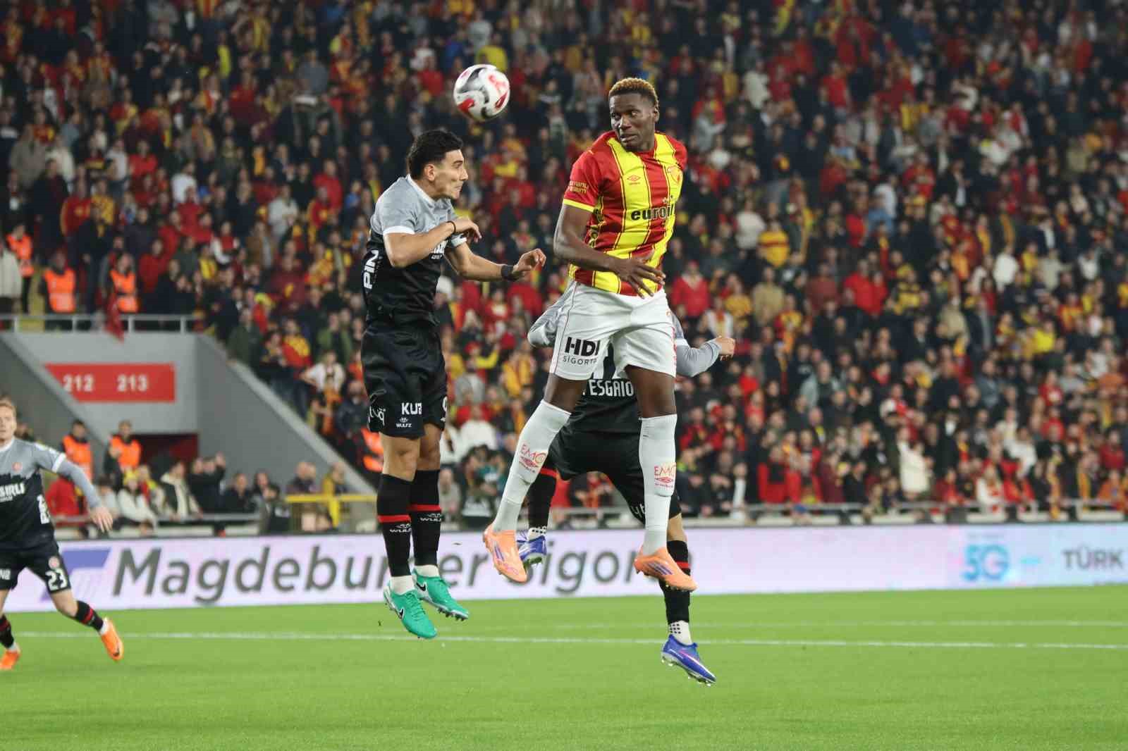 Trendyol Süper Lig: Göztepe: 2 - Fatih Karagümrük: 1 (İlk yarı)
