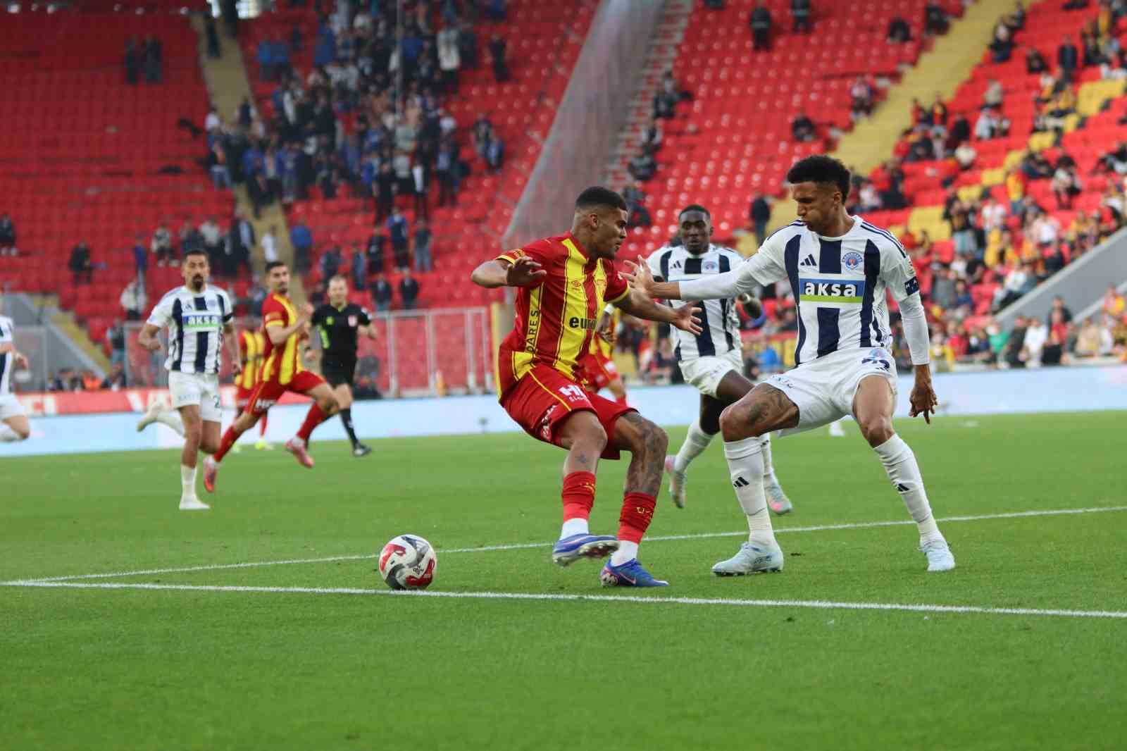 Trendyol Süper Lig: Göztepe: 3 - Kasımpaşa: 3 (Maç sonucu)
Trendyol Süper Lig: Göztepe: 3 - Kasımpaşa: 3 (Maç sonucu)