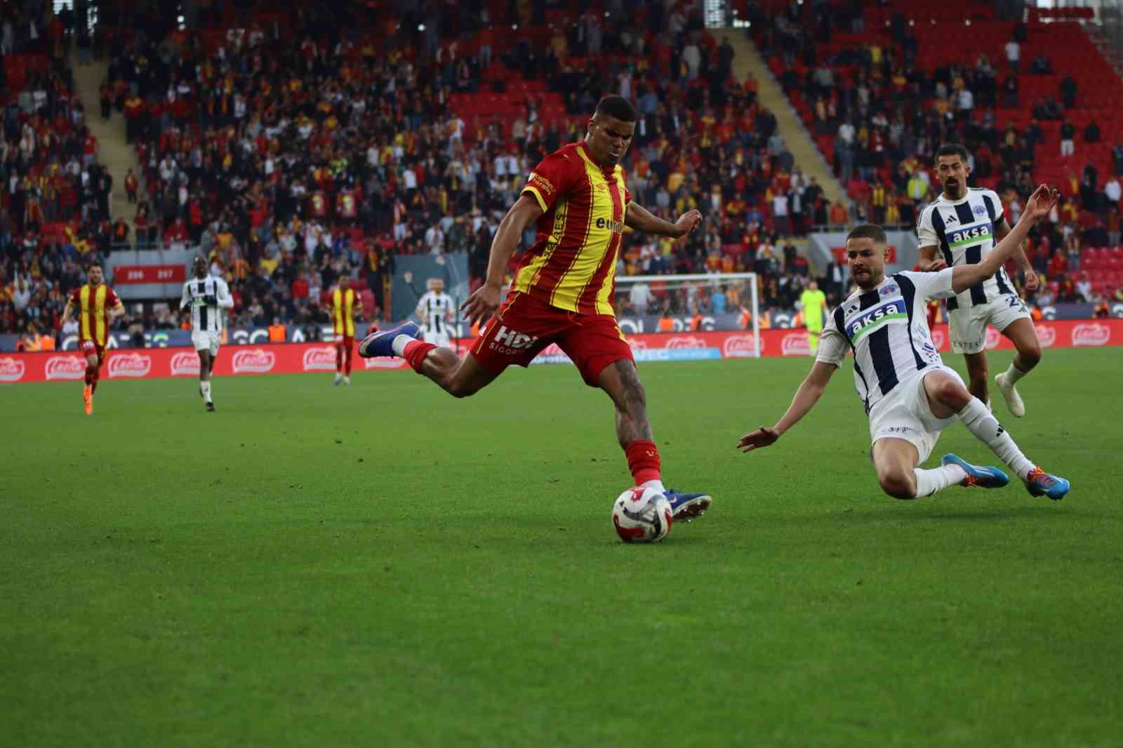 Trendyol Süper Lig: Göztepe: 3 - Kasımpaşa: 3 (Maç sonucu)
Trendyol Süper Lig: Göztepe: 3 - Kasımpaşa: 3 (Maç sonucu)