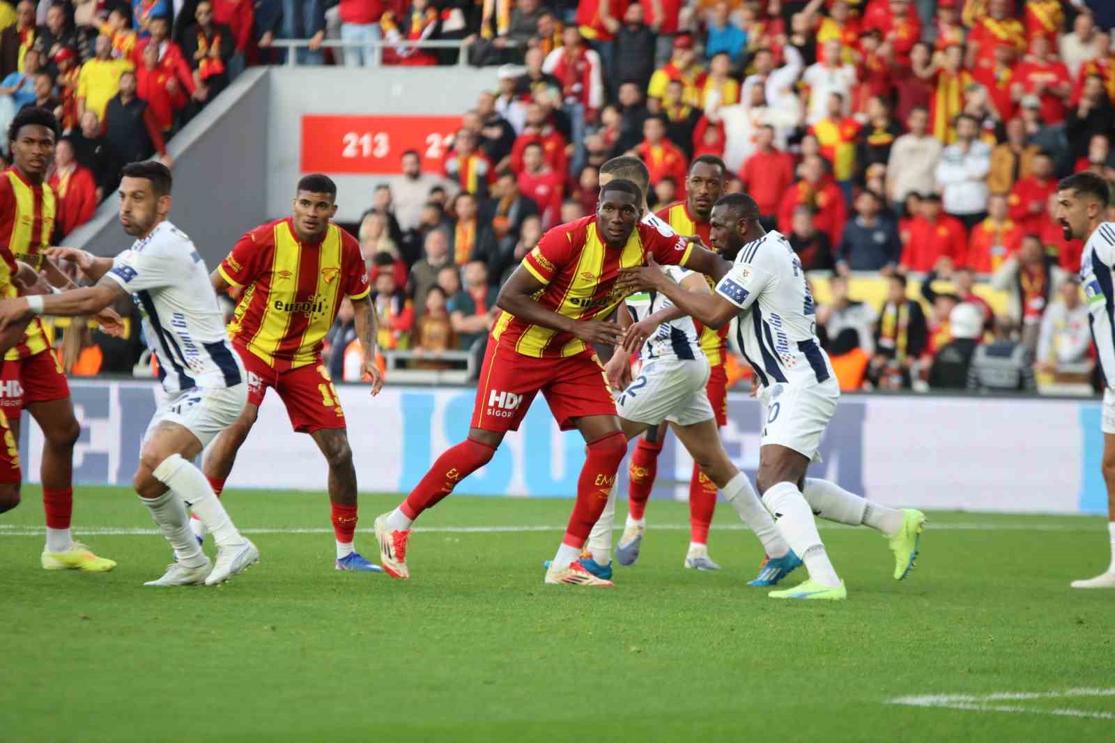 Trendyol Süper Lig: Göztepe: 3 - Kasımpaşa: 3 (Maç sonucu)
Trendyol Süper Lig: Göztepe: 3 - Kasımpaşa: 3 (Maç sonucu)