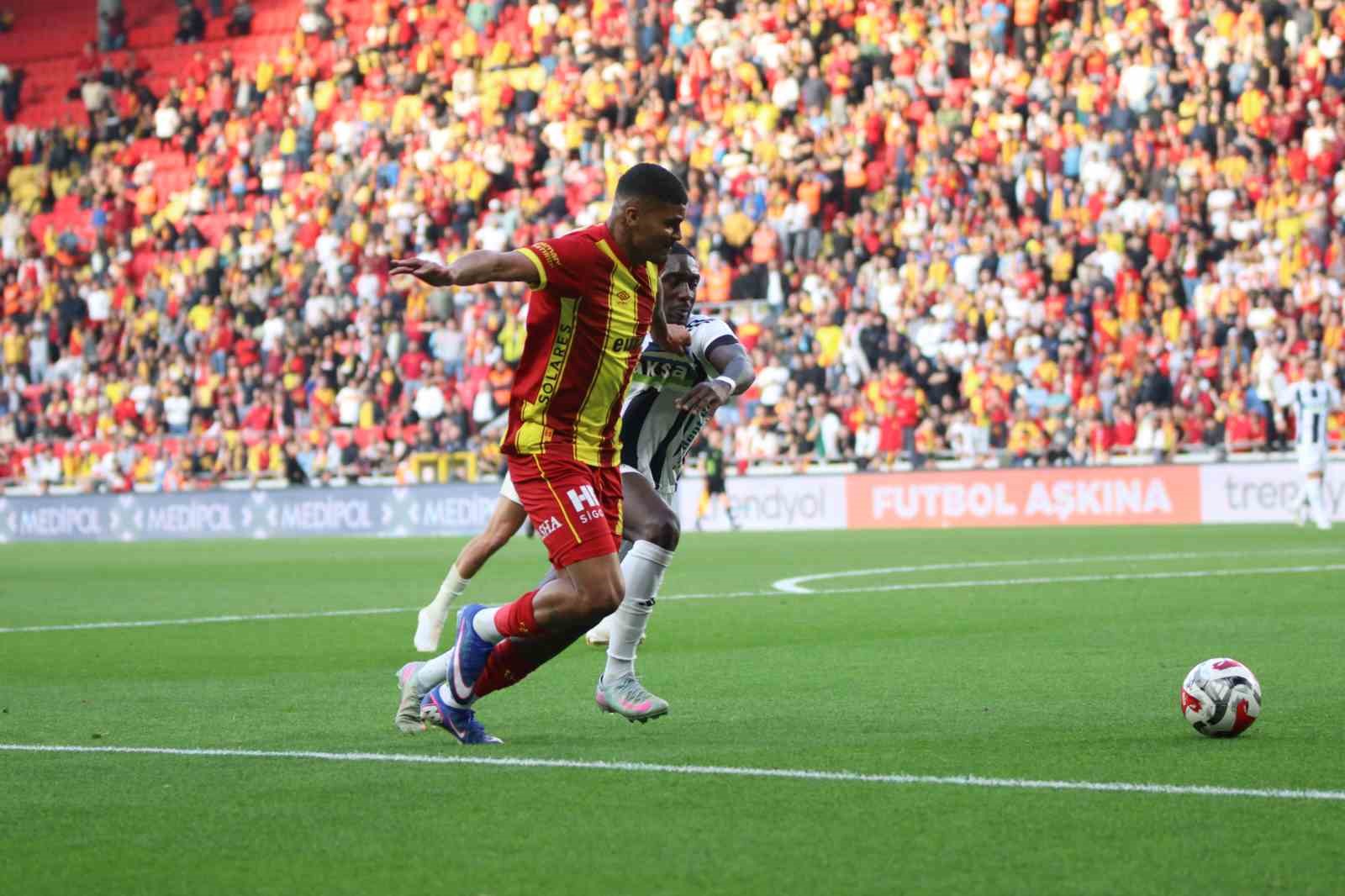 Trendyol Süper Lig: Göztepe: 3 - Kasımpaşa: 3 (Maç sonucu)
Trendyol Süper Lig: Göztepe: 3 - Kasımpaşa: 3 (Maç sonucu)