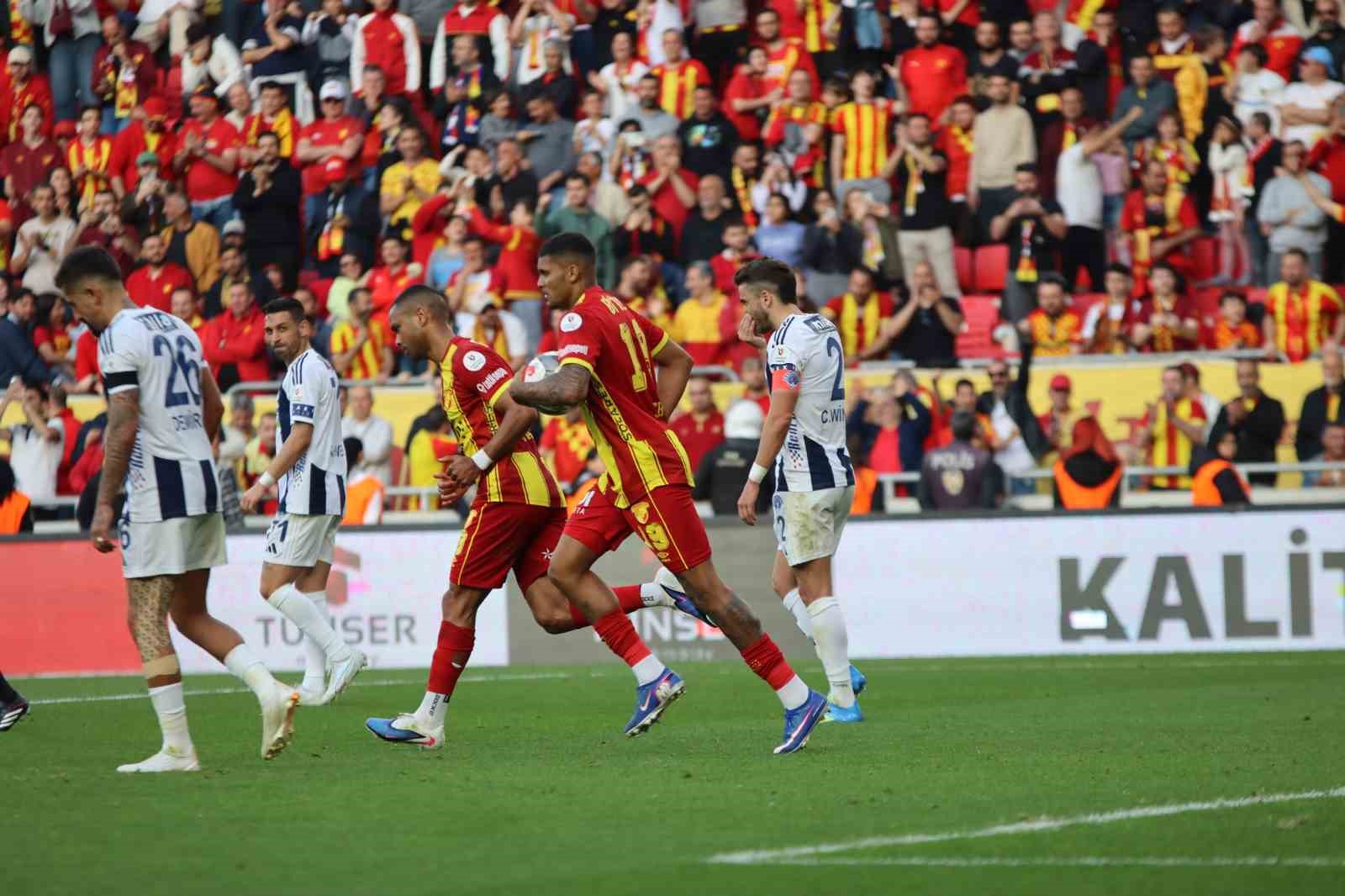 Trendyol Süper Lig: Göztepe: 3 - Kasımpaşa: 3 (Maç sonucu)
Trendyol Süper Lig: Göztepe: 3 - Kasımpaşa: 3 (Maç sonucu)