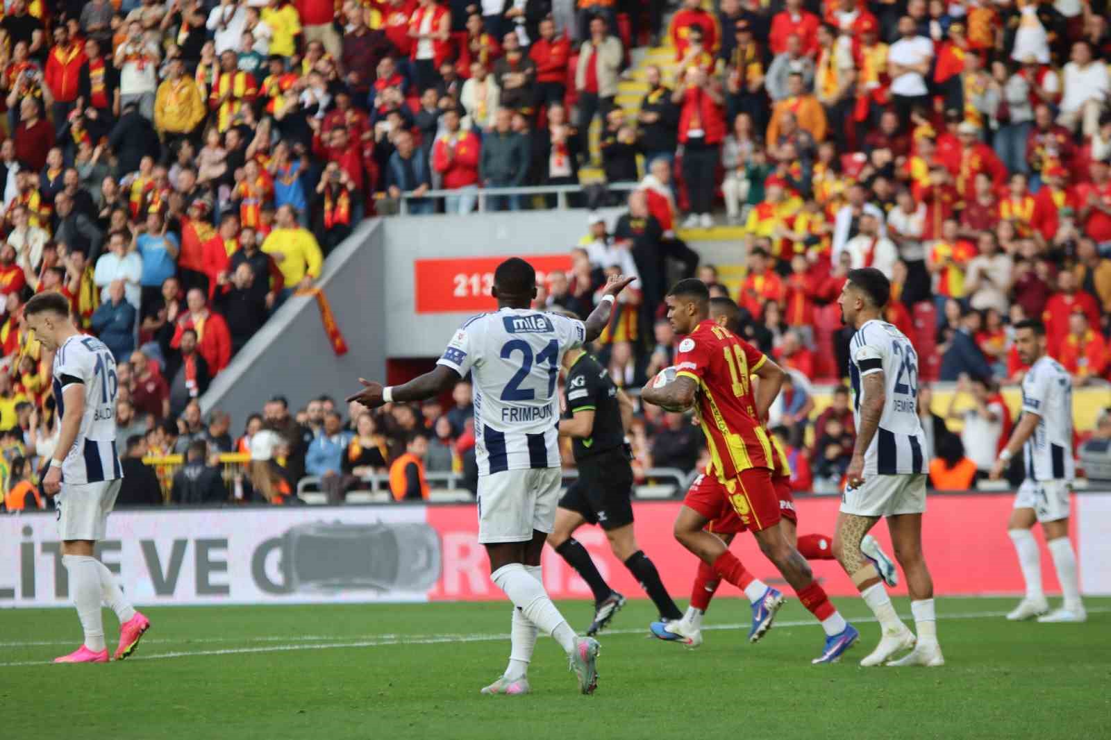 Trendyol Süper Lig: Göztepe: 3 - Kasımpaşa: 3 (Maç sonucu)
Trendyol Süper Lig: Göztepe: 3 - Kasımpaşa: 3 (Maç sonucu)