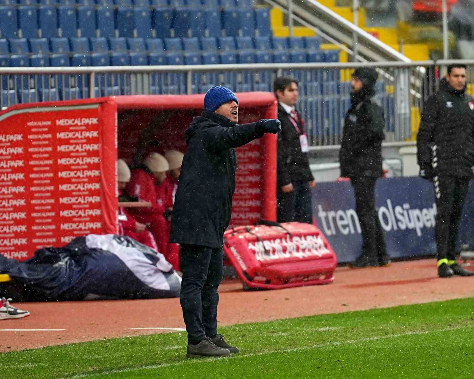Trendyol Süper Lig: Kasımpaşa: 0 - Antalyaspor: 0 (İlk yarı)
