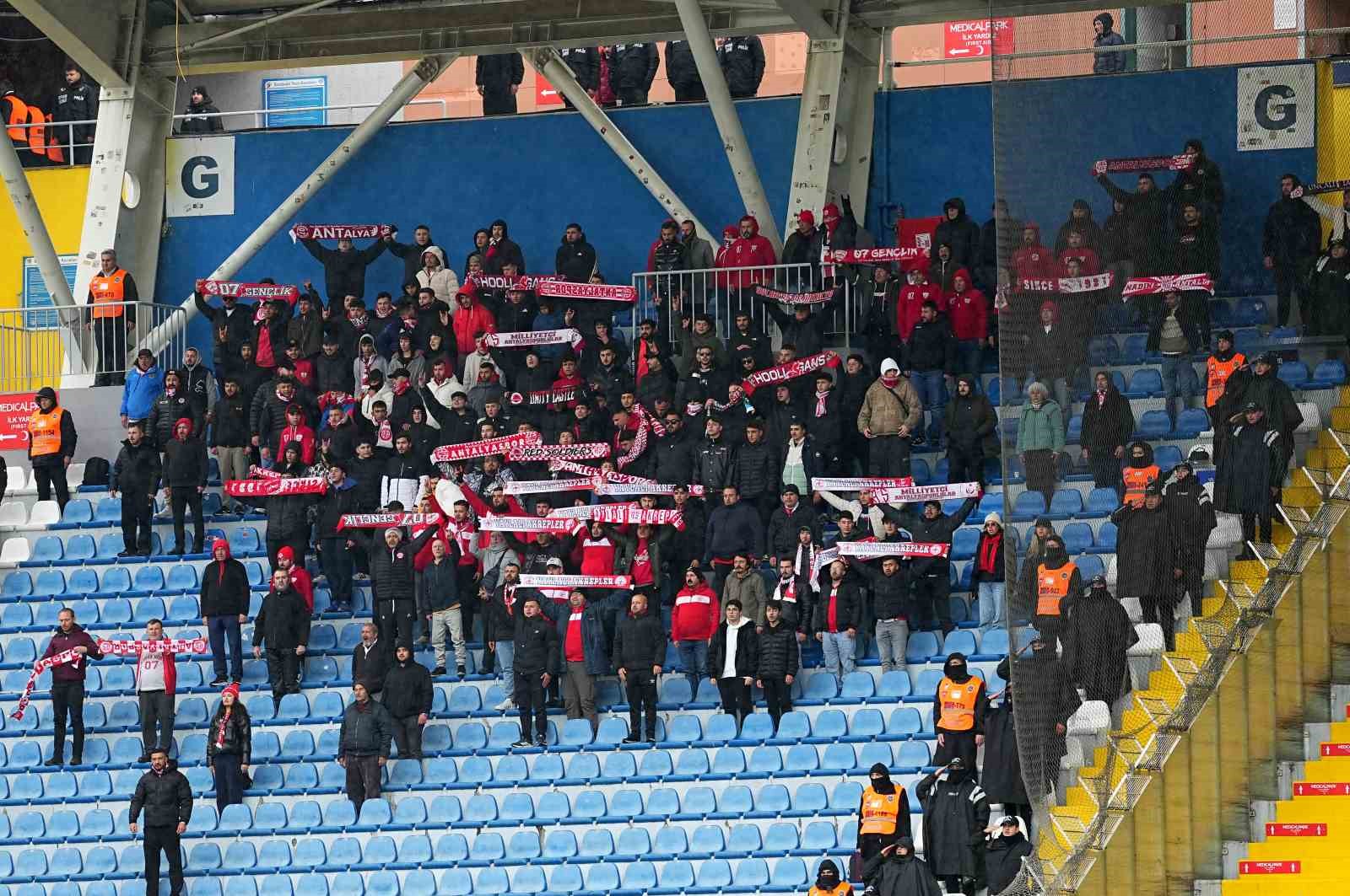 Trendyol Süper Lig: Kasımpaşa: 0 - Antalyaspor: 0 (Maç devam ediyor)
