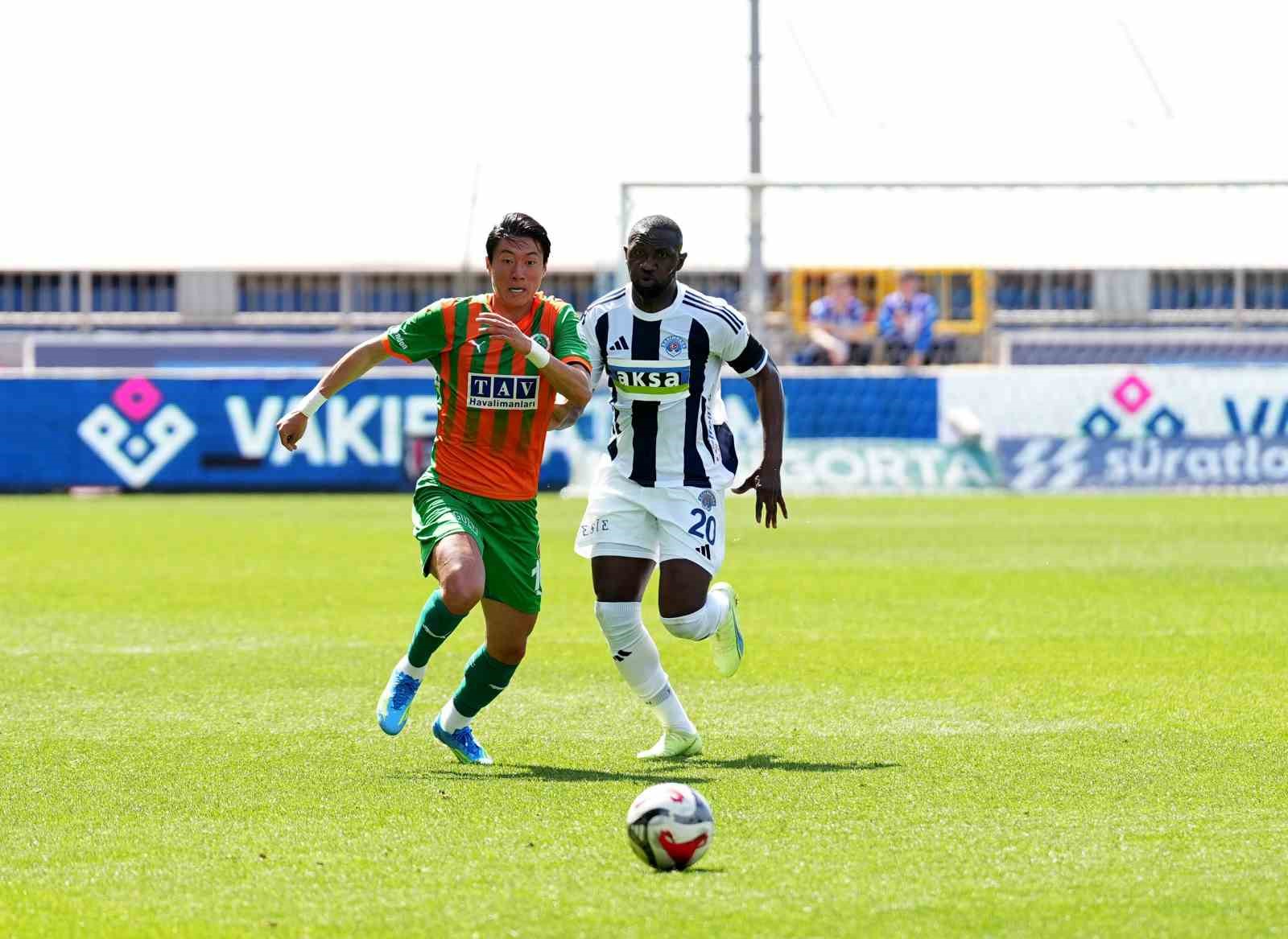 Trendyol Süper Lig: Kasımpaşa: 0 - Corendon Alanyaspor: 0 (İlk yarı)
