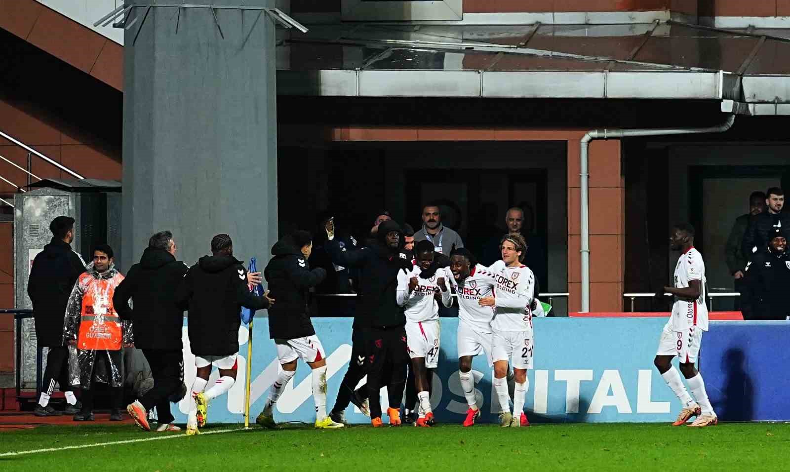 Trendyol Süper Lig: Kasımpaşa: 0 - Samsunspor: 1 (Maç sonucu)
Trendyol Süper Lig: Kasımpaşa: 0 - Samsunspor: 1 (Maç sonucu)