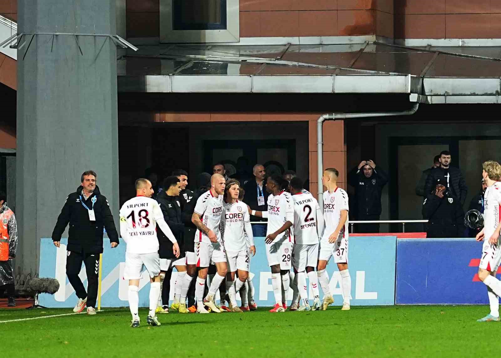 Trendyol Süper Lig: Kasımpaşa: 0 - Samsunspor: 1 (Maç sonucu)
Trendyol Süper Lig: Kasımpaşa: 0 - Samsunspor: 1 (Maç sonucu)