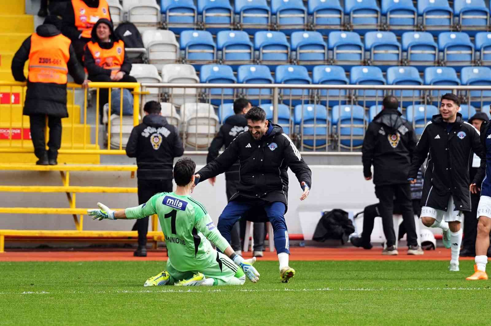 Trendyol Süper Lig: Kasımpaşa: 2 - Kayserispor: 0 (Maç sonucu)
Trendyol Süper Lig: Kasımpaşa: 2 - Kayserispor: 0 (Maç sonucu)