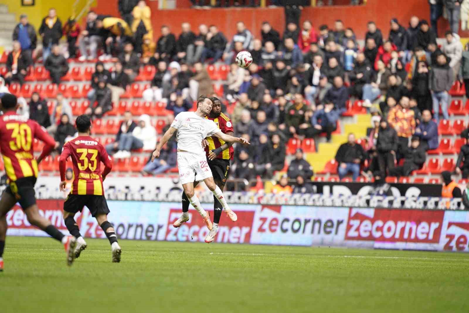 Trendyol Süper Lig: Kayserispor: 0 - Antalyaspor: 0 (İlk yarı)

