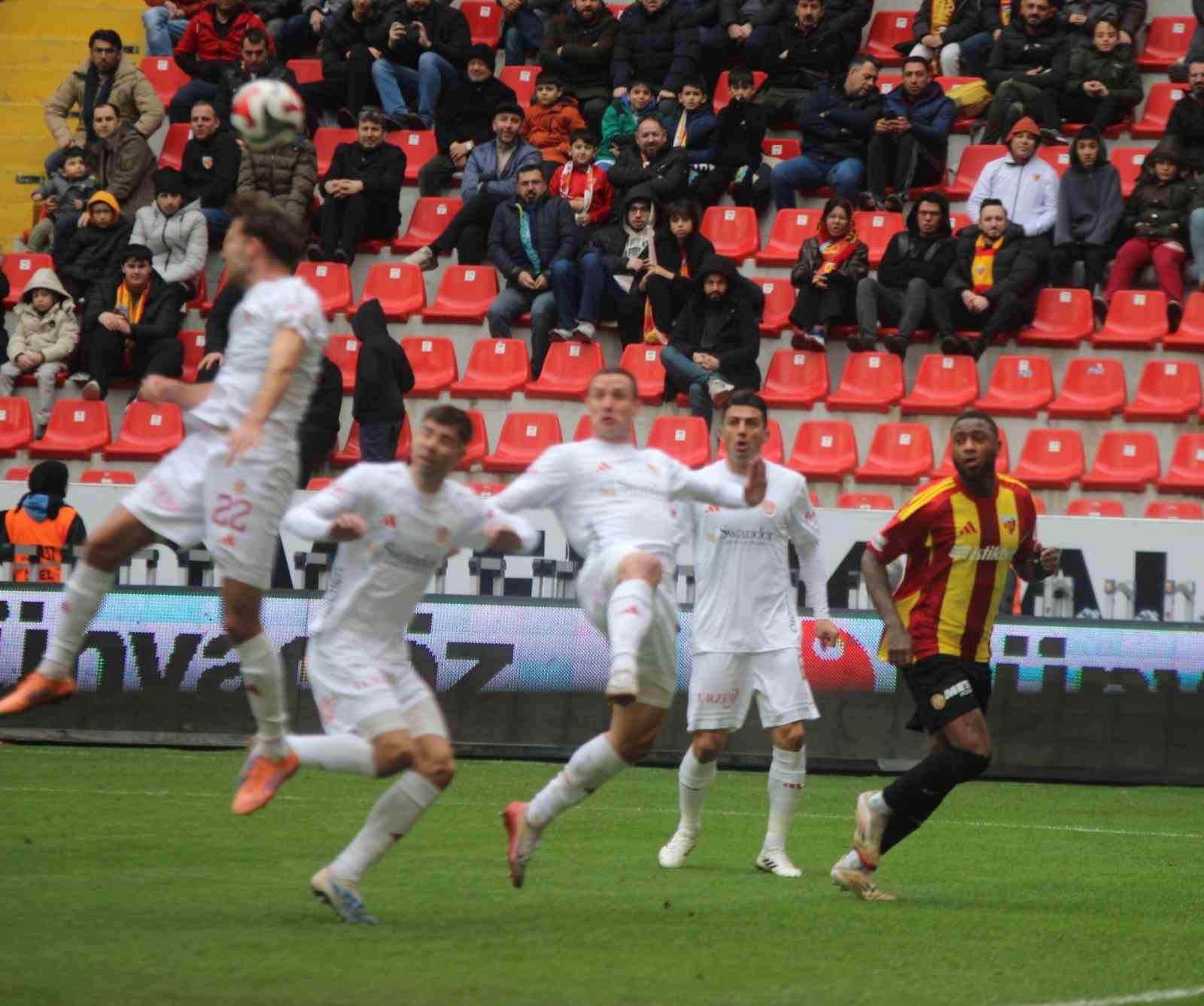 Trendyol Süper Lig: Kayserispor: 0 - Antalyaspor: 0 (İlk yarı)
