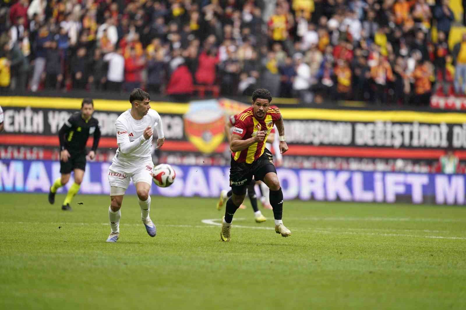 Trendyol Süper Lig: Kayserispor: 0 - Antalyaspor: 0 (İlk yarı)
