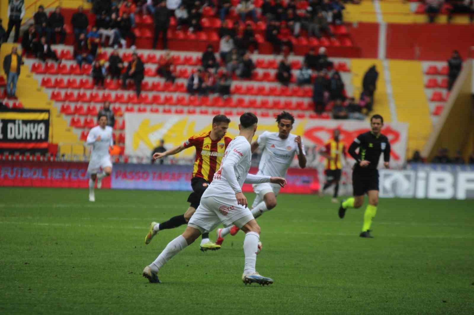 Trendyol Süper Lig: Kayserispor: 0 - Antalyaspor: 0 (İlk yarı)
