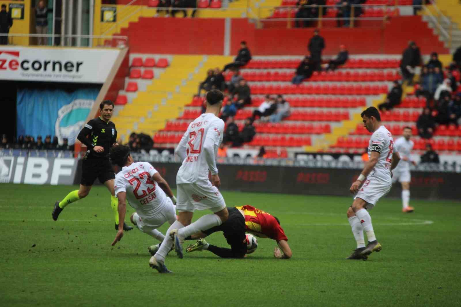 Trendyol Süper Lig: Kayserispor: 0 - Antalyaspor: 0 (İlk yarı)
