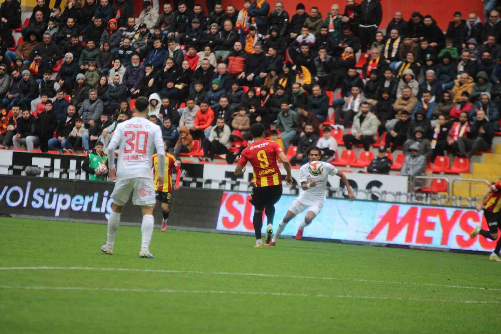 Trendyol Süper Lig: Kayserispor: 0 - Antalyaspor: 0 (İlk yarı)
