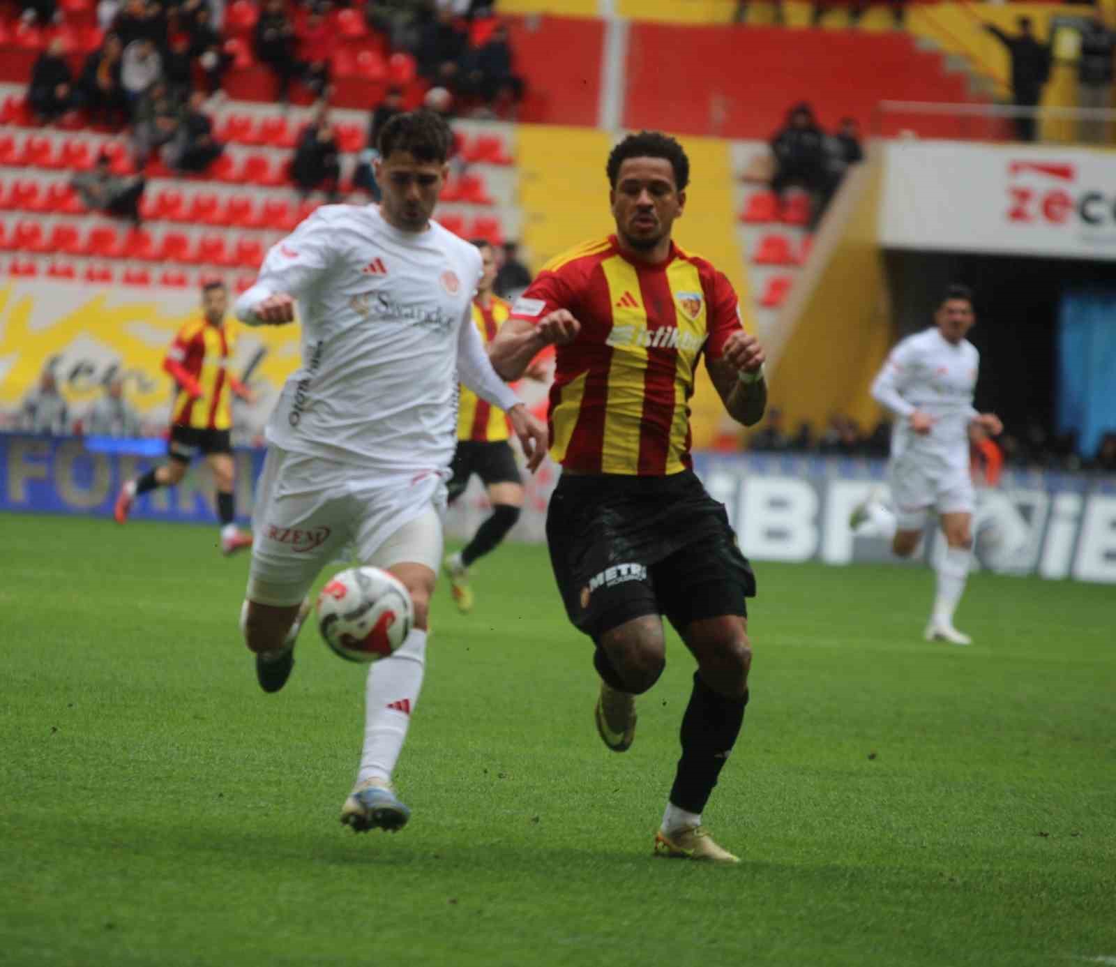 Trendyol Süper Lig: Kayserispor: 0 - Antalyaspor: 0 (İlk yarı)
