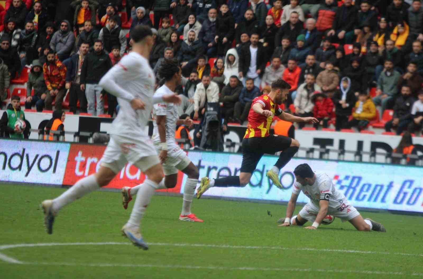 Trendyol Süper Lig: Kayserispor: 0 - Antalyaspor: 0 (İlk yarı)
