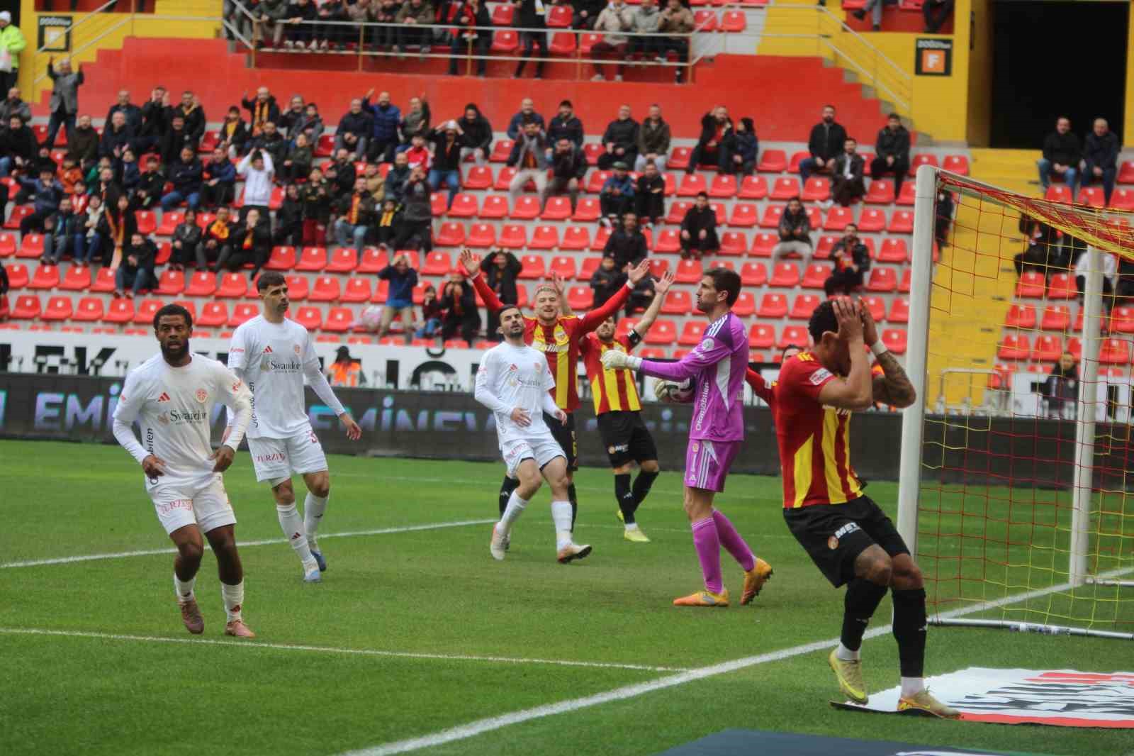 Trendyol Süper Lig: Kayserispor: 0 - Antalyaspor: 0 (Maç devam ediyor)
