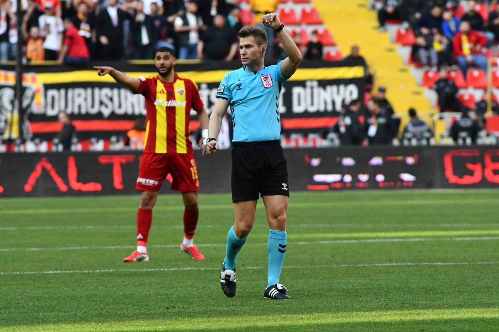 Trendyol Süper Lig: Kayserispor: 0 - Çaykur Rizespor: 0 (İlk yarı)
