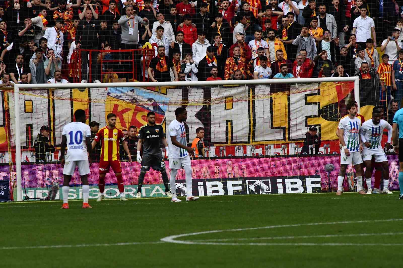 Trendyol Süper Lig: Kayserispor: 0 - Çaykur Rizespor: 0 (İlk yarı)
