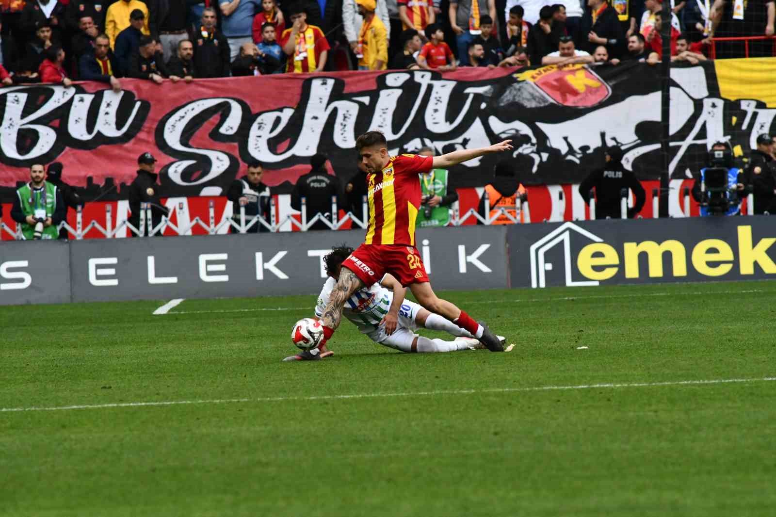 Trendyol Süper Lig: Kayserispor: 0 - Çaykur Rizespor: 0 (İlk yarı)
