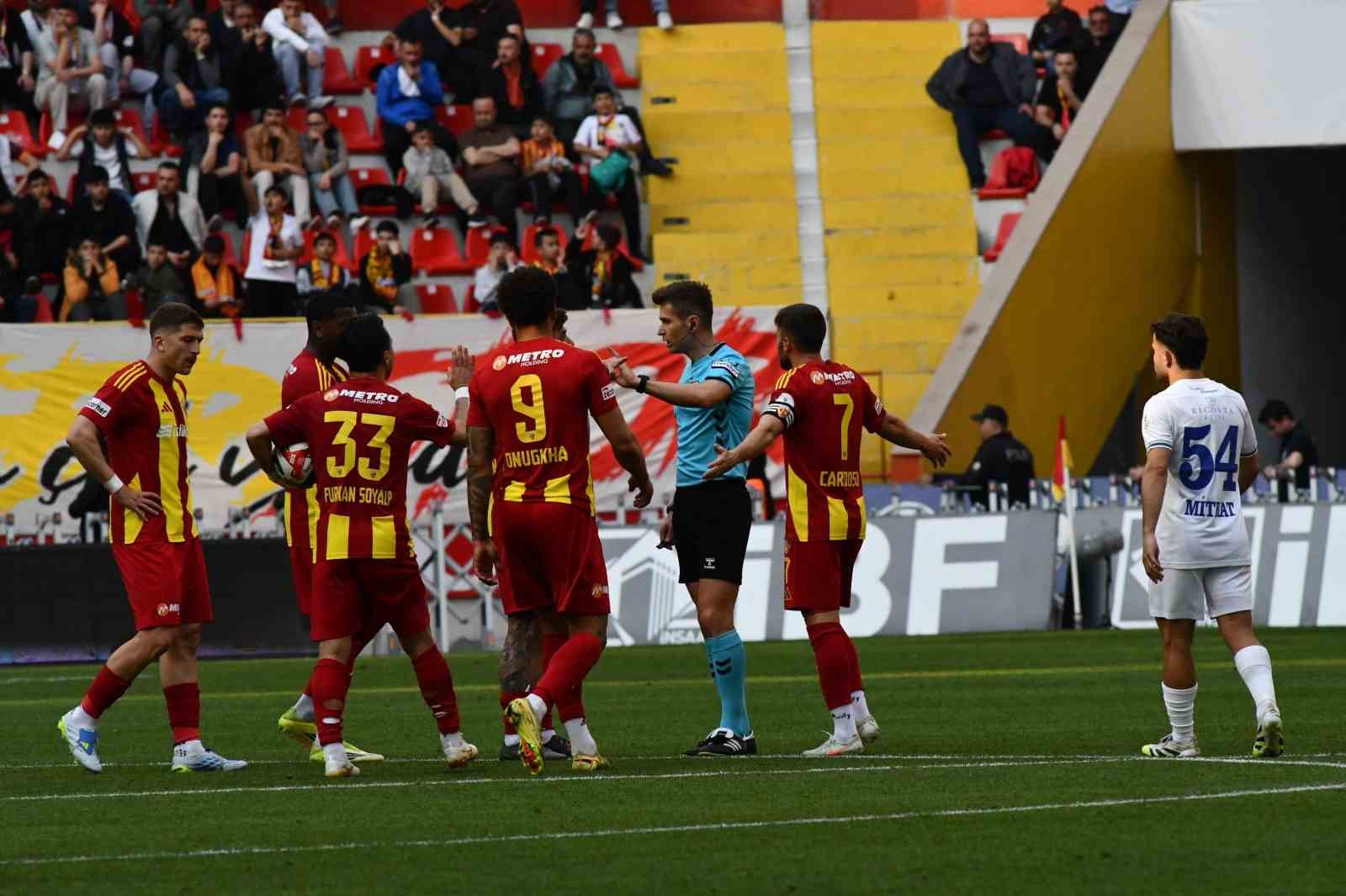 Trendyol Süper Lig: Kayserispor: 0 - Çaykur Rizespor: 0 (İlk yarı)
