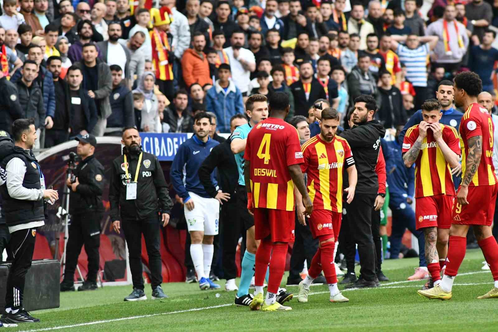 Trendyol Süper Lig: Kayserispor: 0 - Çaykur Rizespor: 0 (İlk yarı)
