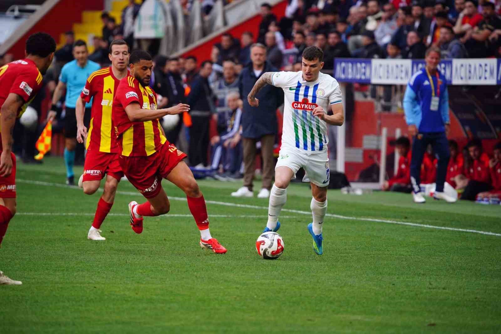 Trendyol Süper Lig: Kayserispor: 0 - Çaykur Rizespor: 0 (İlk yarı)
