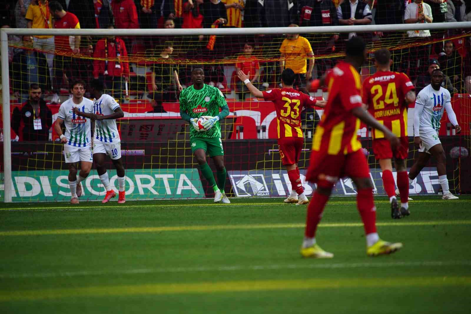 Trendyol Süper Lig: Kayserispor: 0 - Çaykur Rizespor: 0 (İlk yarı)
