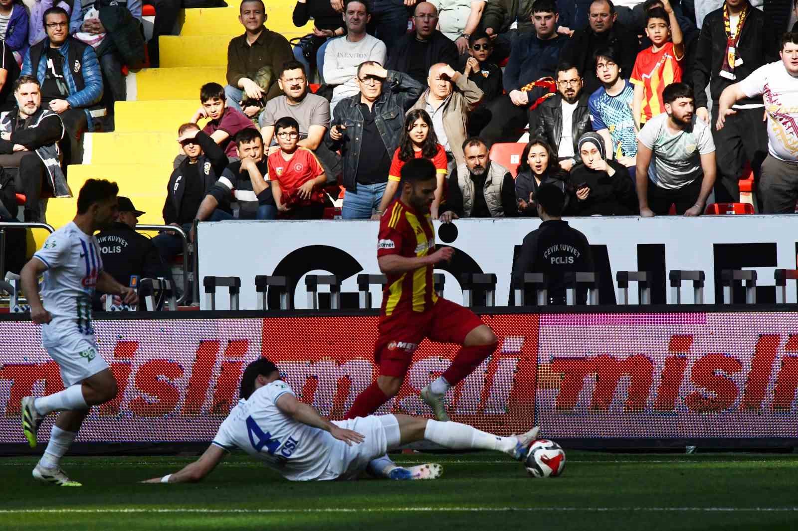 Trendyol Süper Lig: Kayserispor: 0 - Çaykur Rizespor: 0 (Maç devam ediyor)
