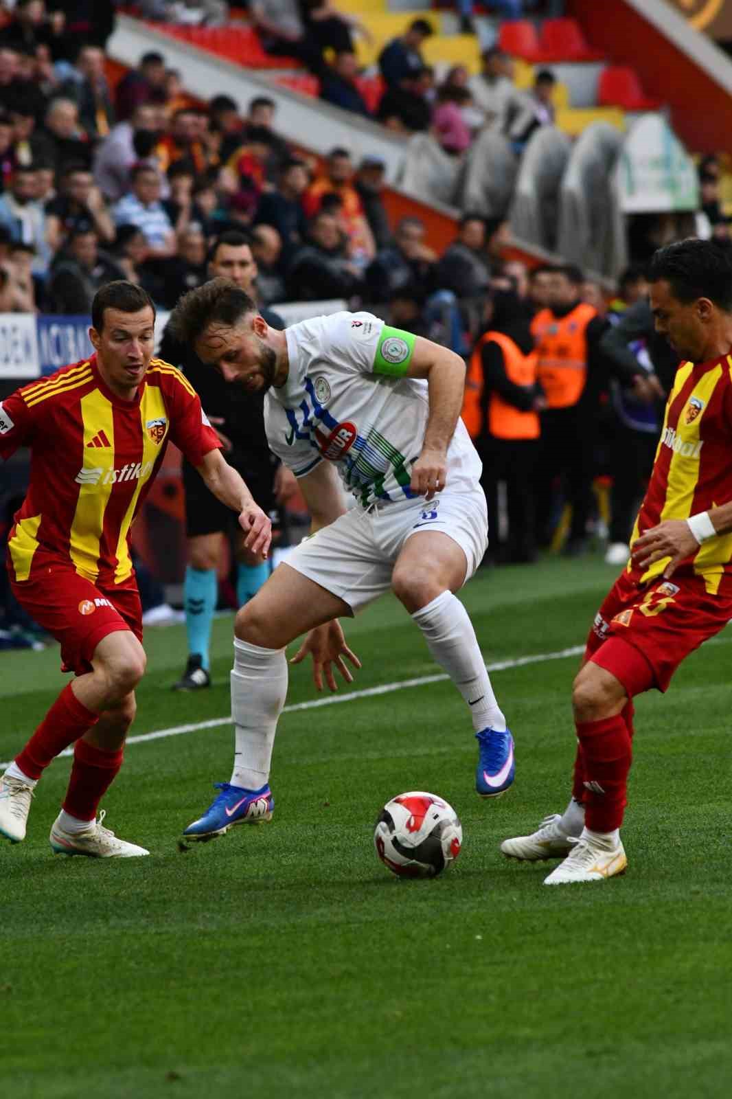Trendyol Süper Lig: Kayserispor: 0 - Çaykur Rizespor: 0 (Maç devam ediyor)
