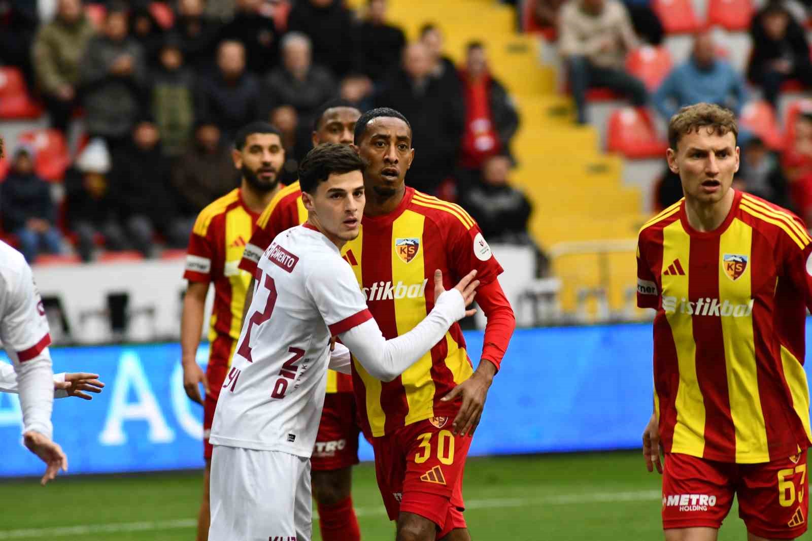 Trendyol Süper Lig: Kayserispor: 0 - Fatih Karagümrük: 0 (İlk yarı)
