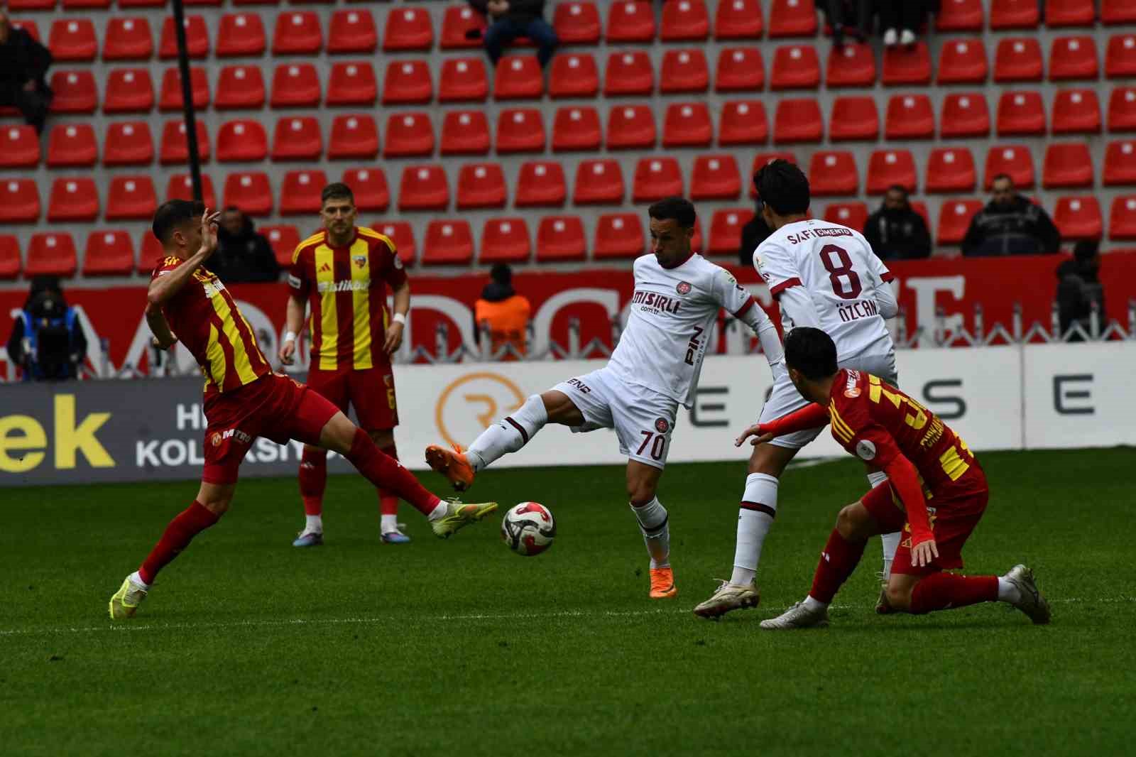 Trendyol Süper Lig: Kayserispor: 0 - Fatih Karagümrük: 0 (İlk yarı)
