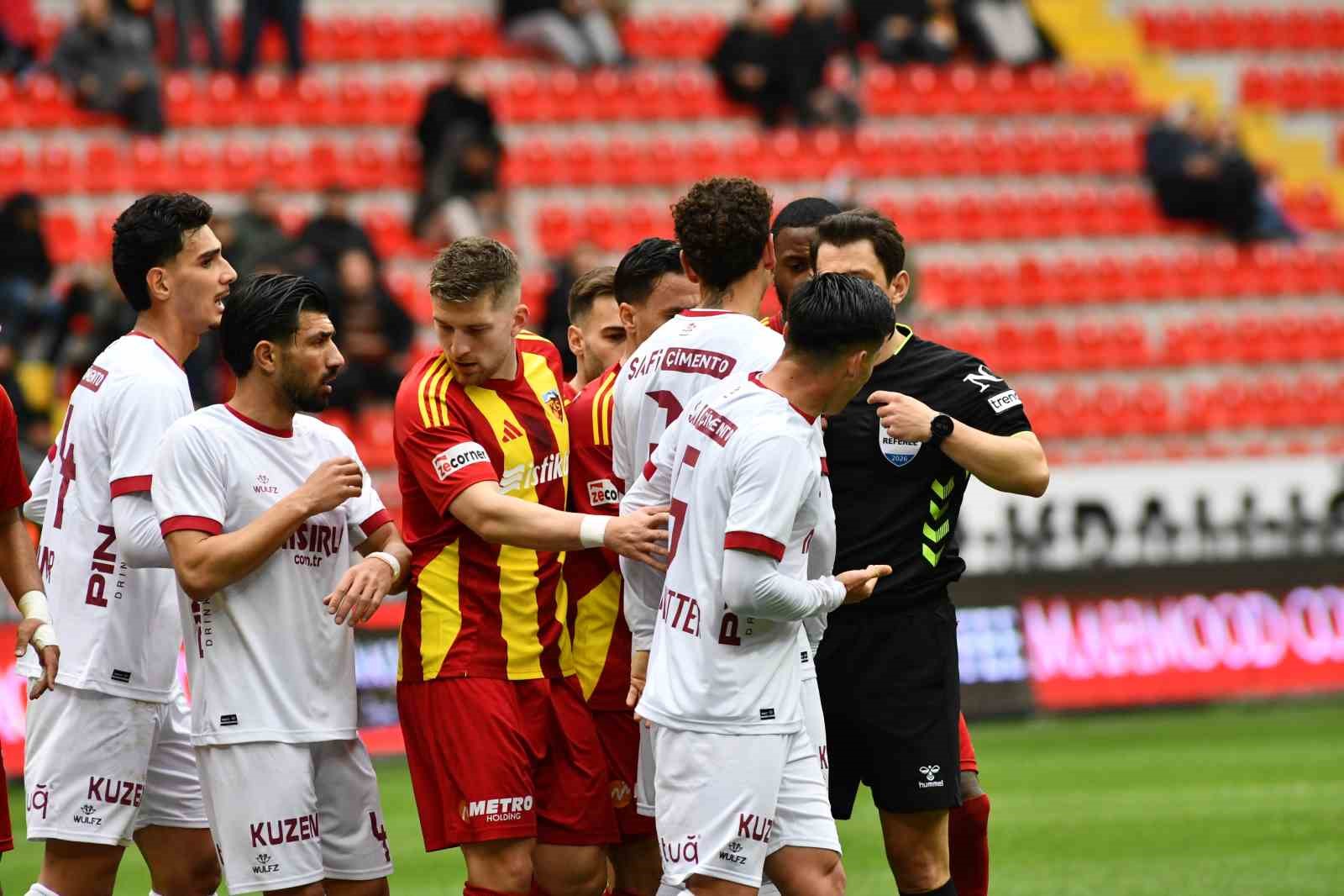 Trendyol Süper Lig: Kayserispor: 0 - Fatih Karagümrük: 0 (İlk yarı)
