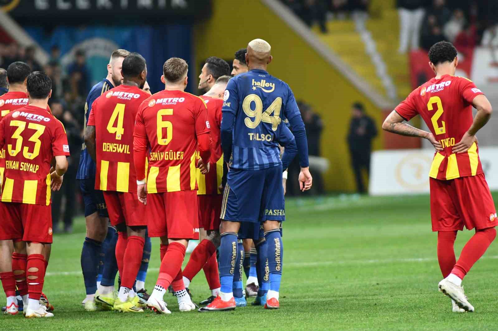 Trendyol Süper Lig: Kayserispor: 0 - Fenerbahçe: 1 (İlk yarı)
Trendyol Süper Lig: Kayserispor: 0 - Fenerbahçe: 1 (İlk yarı)