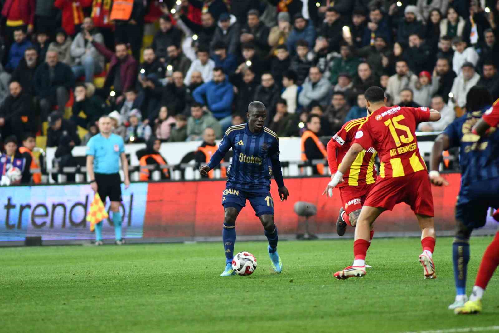 Trendyol Süper Lig: Kayserispor: 0 - Fenerbahçe: 1 (İlk yarı)
Trendyol Süper Lig: Kayserispor: 0 - Fenerbahçe: 1 (İlk yarı)