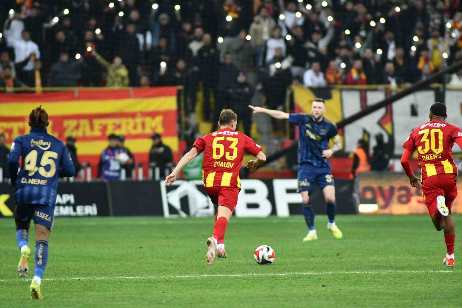 Trendyol Süper Lig: Kayserispor: 0 - Fenerbahçe: 1 (İlk yarı)
Trendyol Süper Lig: Kayserispor: 0 - Fenerbahçe: 1 (İlk yarı)