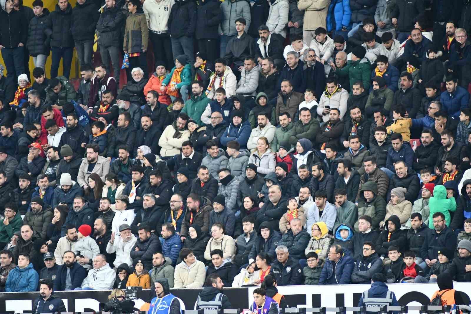 Trendyol Süper Lig: Kayserispor: 0 - Fenerbahçe: 1 (İlk yarı)
Trendyol Süper Lig: Kayserispor: 0 - Fenerbahçe: 1 (İlk yarı)