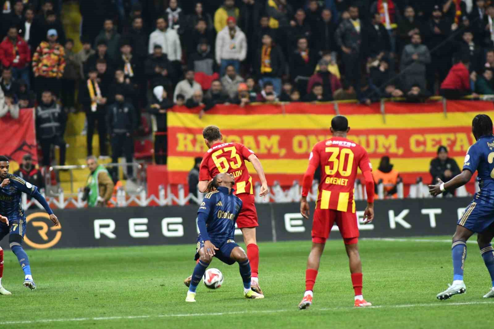 Trendyol Süper Lig: Kayserispor: 0 - Fenerbahçe: 1 (İlk yarı)
Trendyol Süper Lig: Kayserispor: 0 - Fenerbahçe: 1 (İlk yarı)