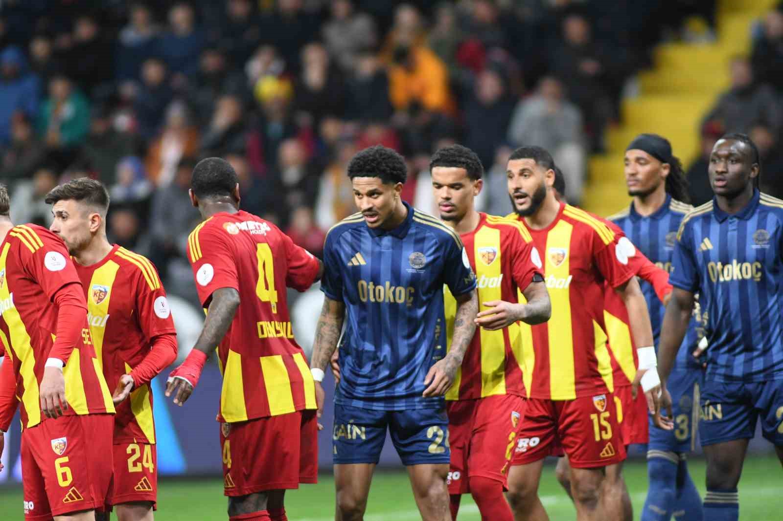 Trendyol Süper Lig: Kayserispor: 0 - Fenerbahçe: 1 (İlk yarı)
Trendyol Süper Lig: Kayserispor: 0 - Fenerbahçe: 1 (İlk yarı)