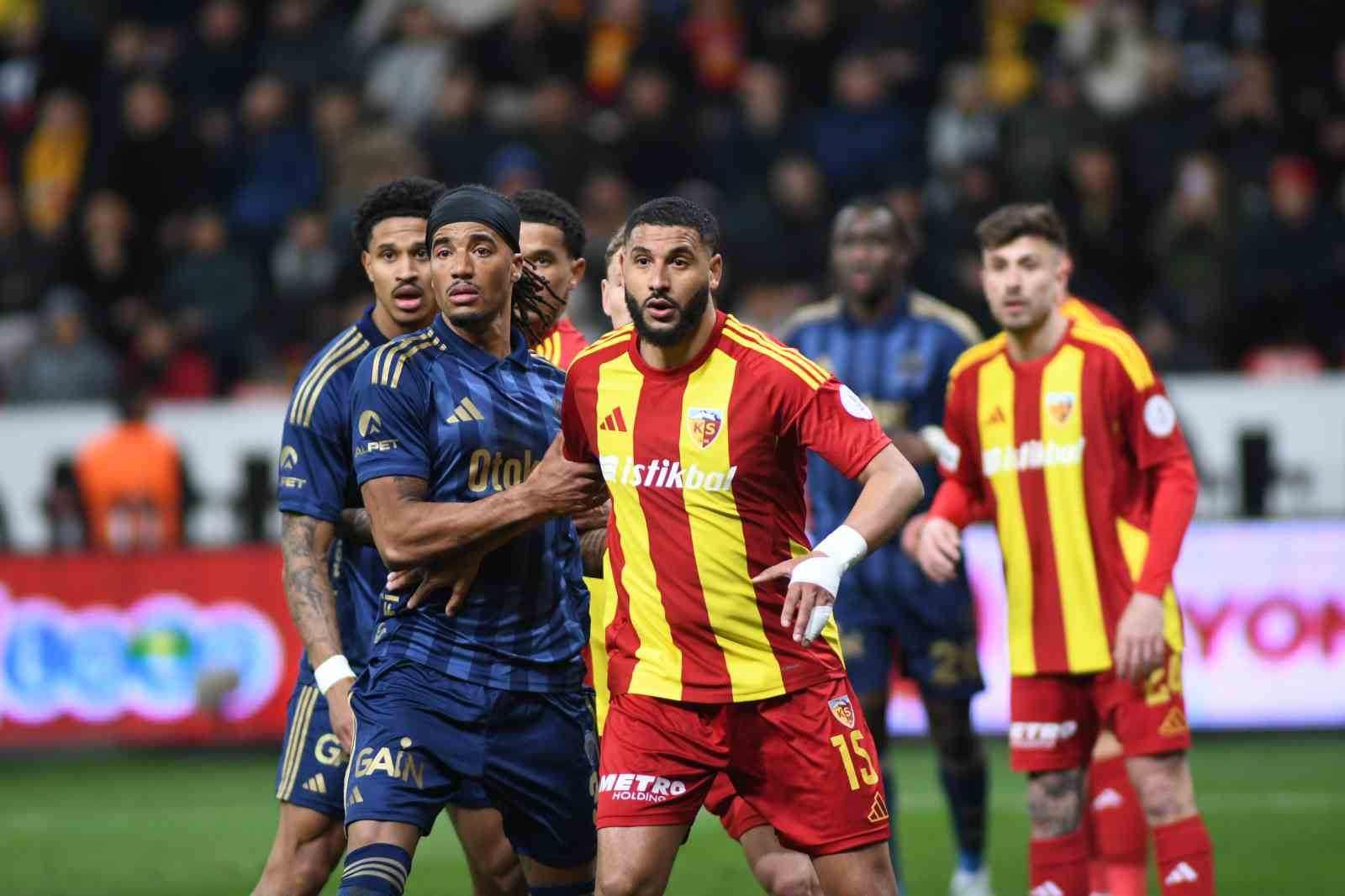 Trendyol Süper Lig: Kayserispor: 0 - Fenerbahçe: 1 (İlk yarı)
Trendyol Süper Lig: Kayserispor: 0 - Fenerbahçe: 1 (İlk yarı)