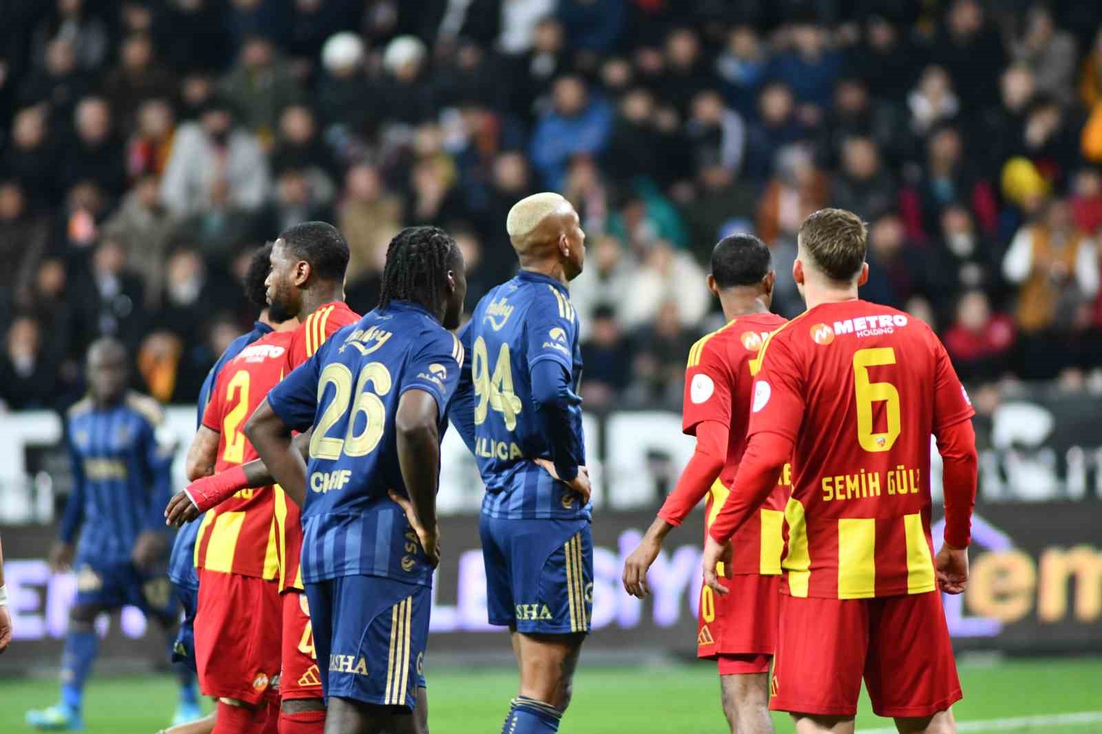 Trendyol Süper Lig: Kayserispor: 0 - Fenerbahçe: 1 (İlk yarı)
Trendyol Süper Lig: Kayserispor: 0 - Fenerbahçe: 1 (İlk yarı)