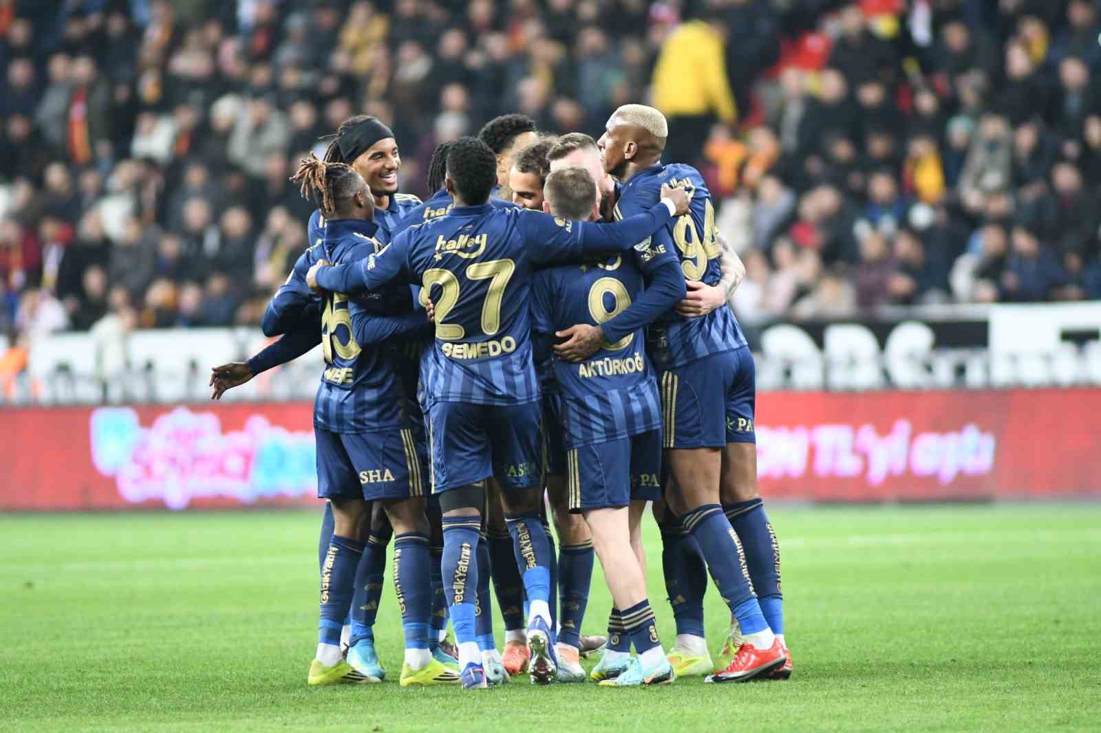 Trendyol Süper Lig: Kayserispor: 0 - Fenerbahçe: 1 (İlk yarı)
Trendyol Süper Lig: Kayserispor: 0 - Fenerbahçe: 1 (İlk yarı)