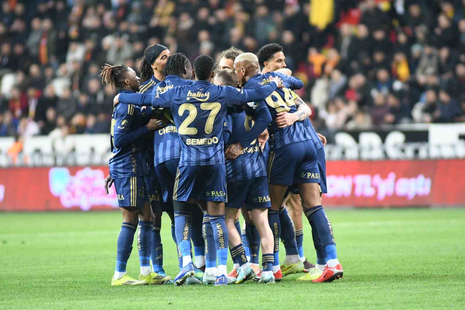 Trendyol Süper Lig: Kayserispor: 0 - Fenerbahçe: 1 (İlk yarı)
Trendyol Süper Lig: Kayserispor: 0 - Fenerbahçe: 1 (İlk yarı)